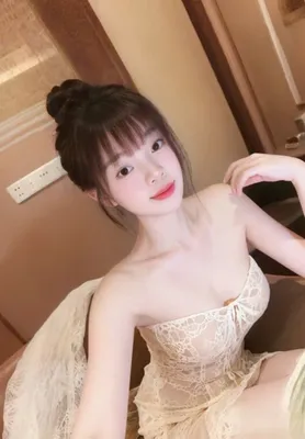 Linnaa from Vietnam, chatting in an anonymous video chat on ChatPig