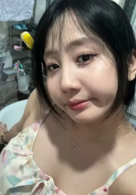 Lisa from Vietnam, chatting with strangers on ChatPig, an Omegle alternative